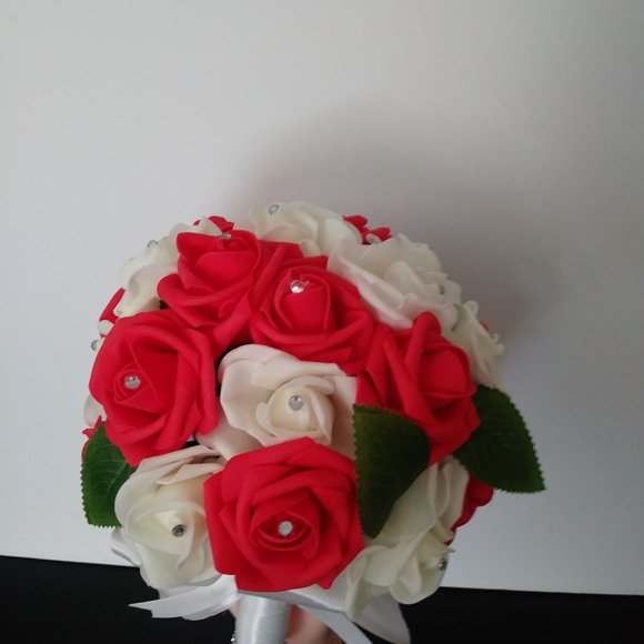 Bouquet of red and white foam roses, wedding bouquet, bouquet of XV years. - Picture 3 of 14